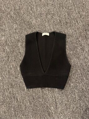 Babaton Black Ribbed V-Neck Knit Crop Top